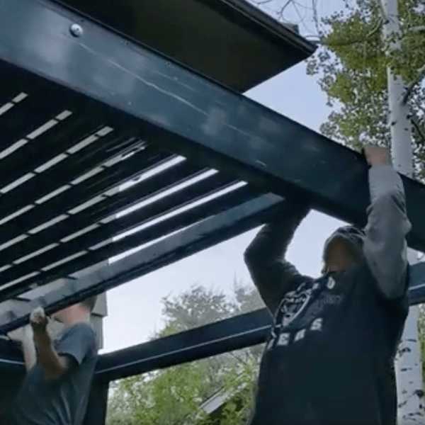 Assembly of a pergola