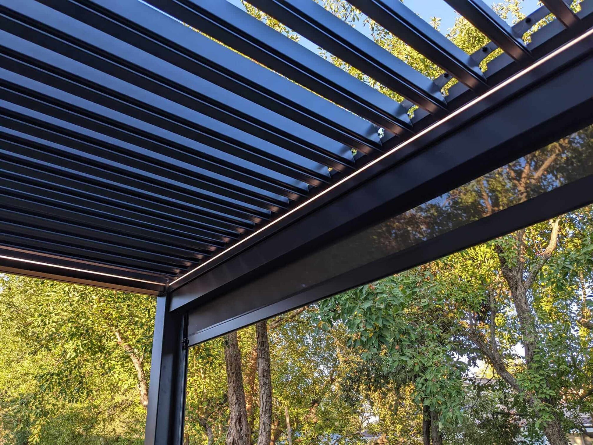 Wind Resistant Screen - Villa Pergola